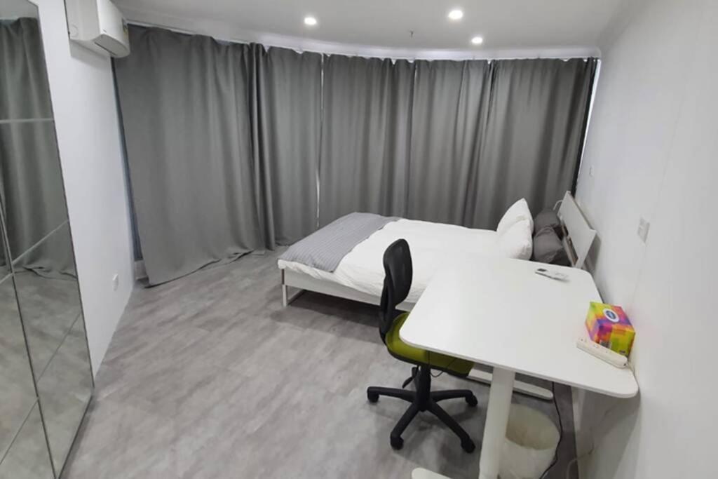 Dana-Spacious Private Room In Shared 2-Bedroom Apartment-1 Канберра Экстерьер фото