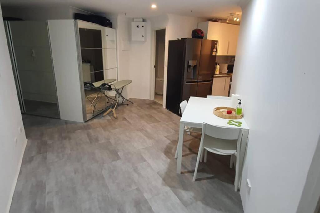 Dana-Spacious Private Room In Shared 2-Bedroom Apartment-1 Канберра Экстерьер фото