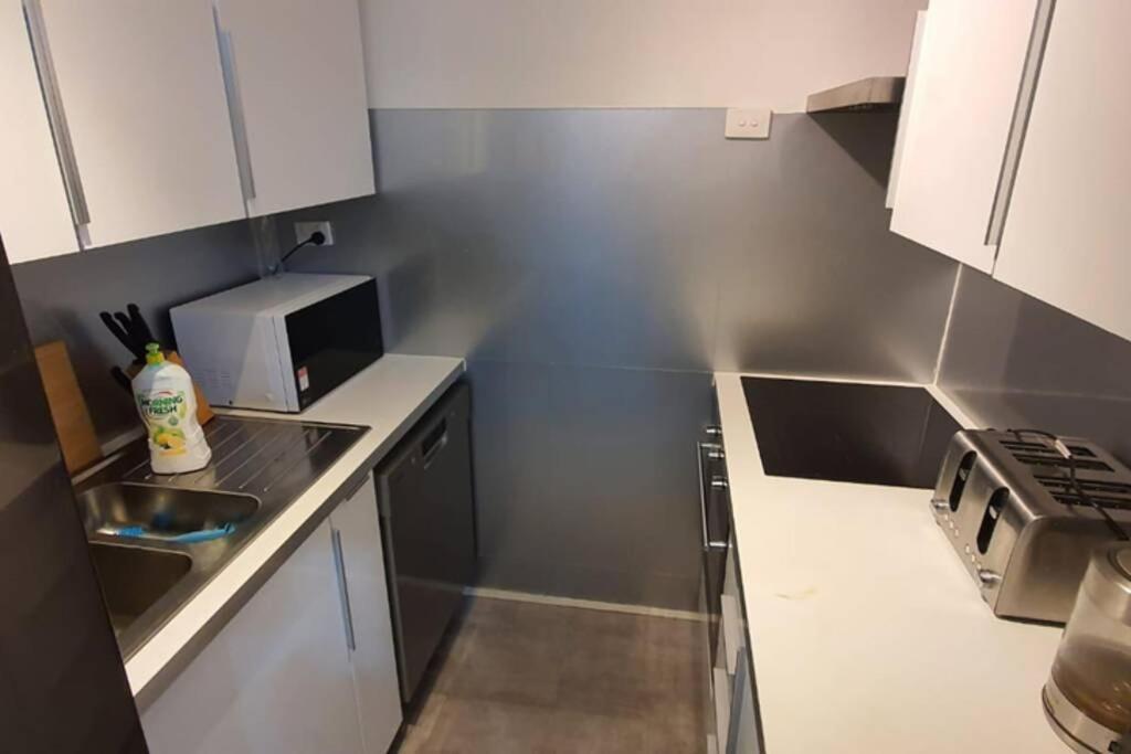 Dana-Spacious Private Room In Shared 2-Bedroom Apartment-1 Канберра Экстерьер фото